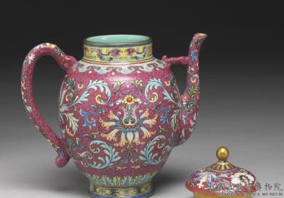 图片[2]-Teapot in yang-ts’ai enamels with incised red ground pattern of flower brocade 1741 (Ch’ien-lung reign)-China Archive